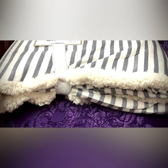 Blanket - Glow in the Dark Unicorn Blanket - 60in x 50in - Picture 3 of 5